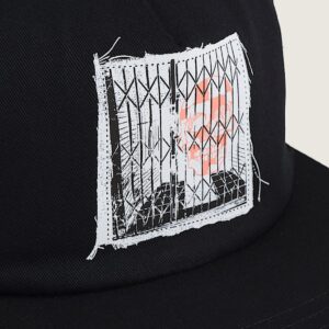 Gorra Trucker Negra con Visera Plana y Parche Frontal